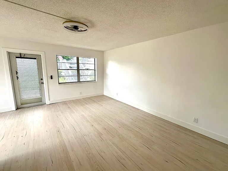121 Sheffield St E #F — Photo 5