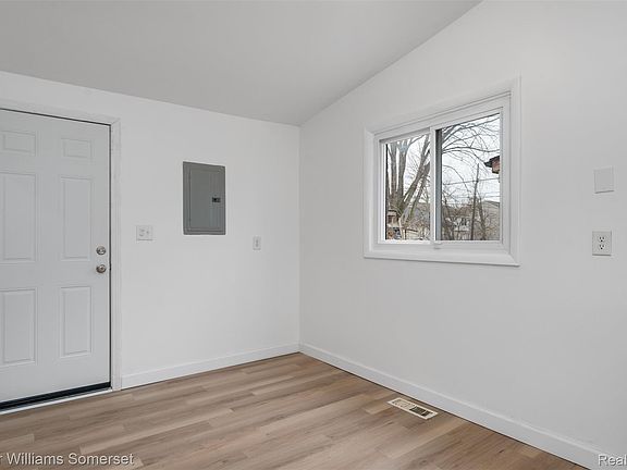 4th image of 29015 York St