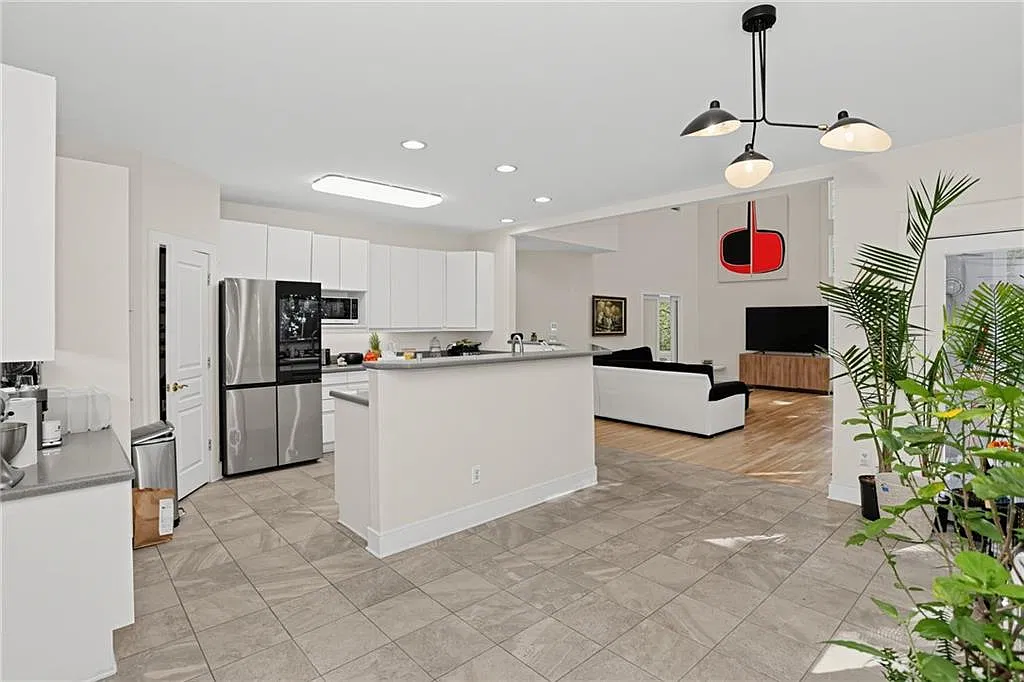 4 bed, 2.5 bath, 3185 sqft, $6,540 — Photo 2