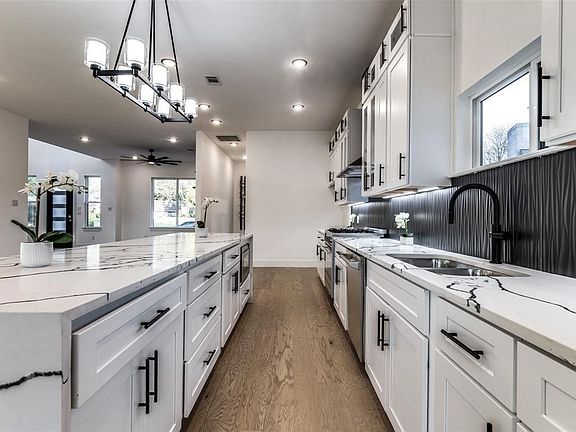 3rd image of 836 Robin Meadow Ct