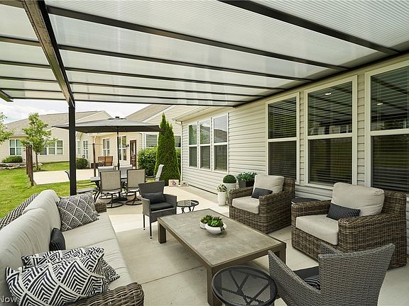2nd image of 527 Arbor Ln