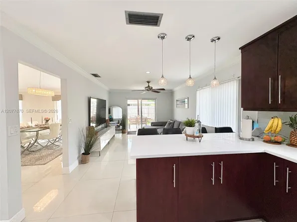 8541 NW 54th St, Lauderhill, FL 33351