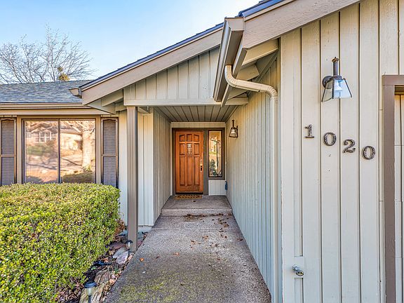 3rd image of 1020 Oak Knoll Dr