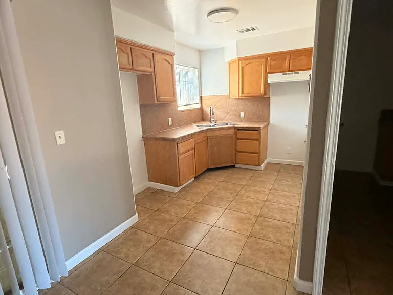 730 S Haley St — Photo 4