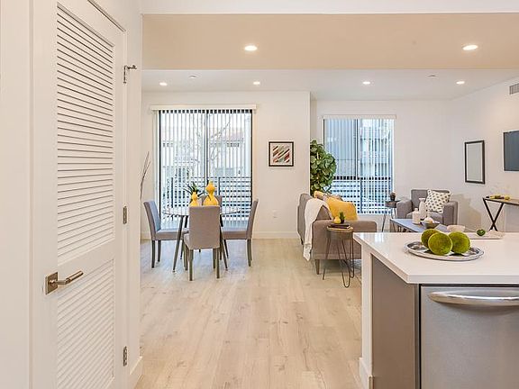4th image of 11269 Camarillo St #202