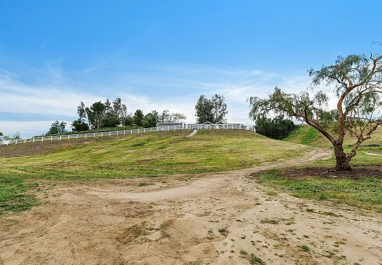 40589 Los Amantes Rd — Photo 30