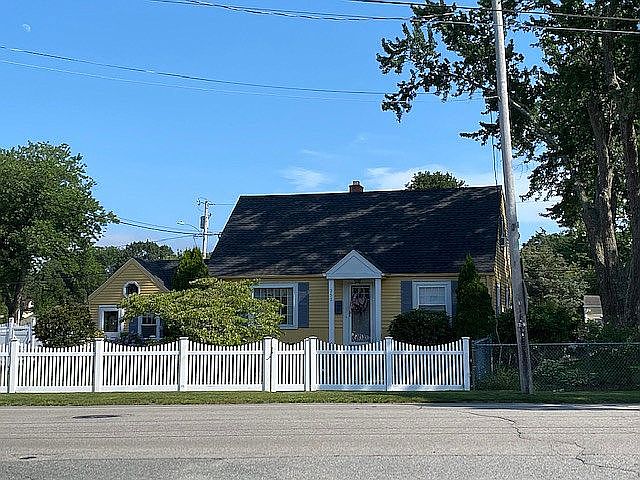 2nd image of 252 Longmeadow Ave