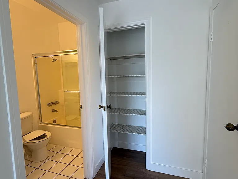 923 S Shenandoah St #4 — Photo 4