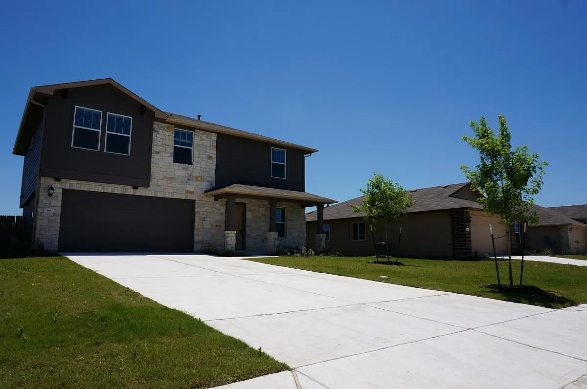 4 bed, 2.5 bath, 1969 sqft, $1,995 — Photo 2