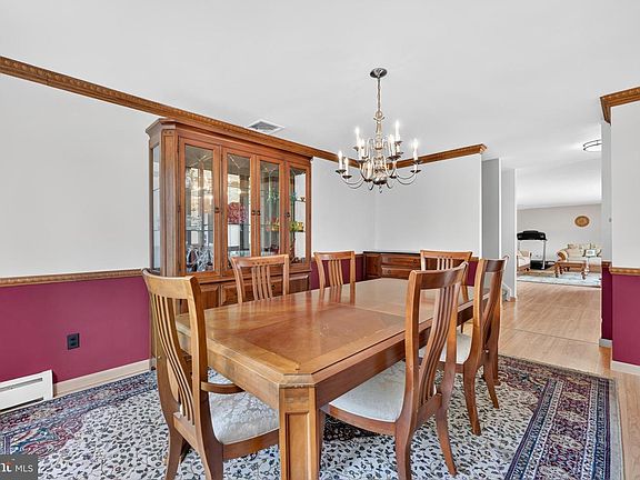 5th image of 1104 Gloria Ln