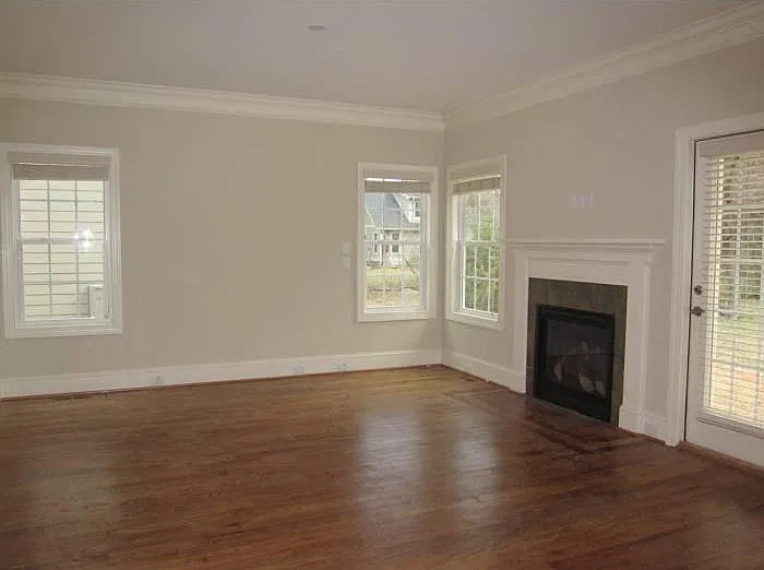 5 bed, 2000 sqft, $5,475 — Photo 3