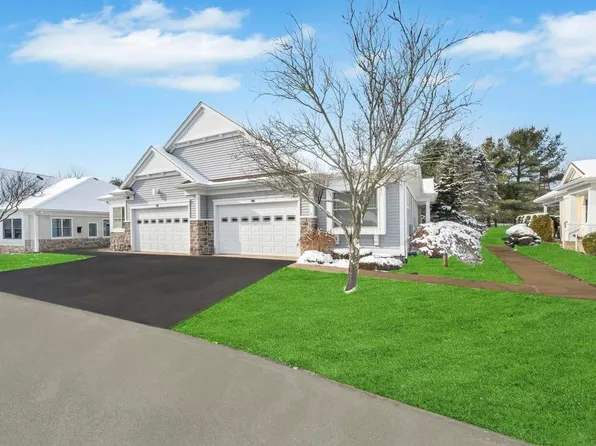 28 Oak Run, Stony Brook, NY 11790