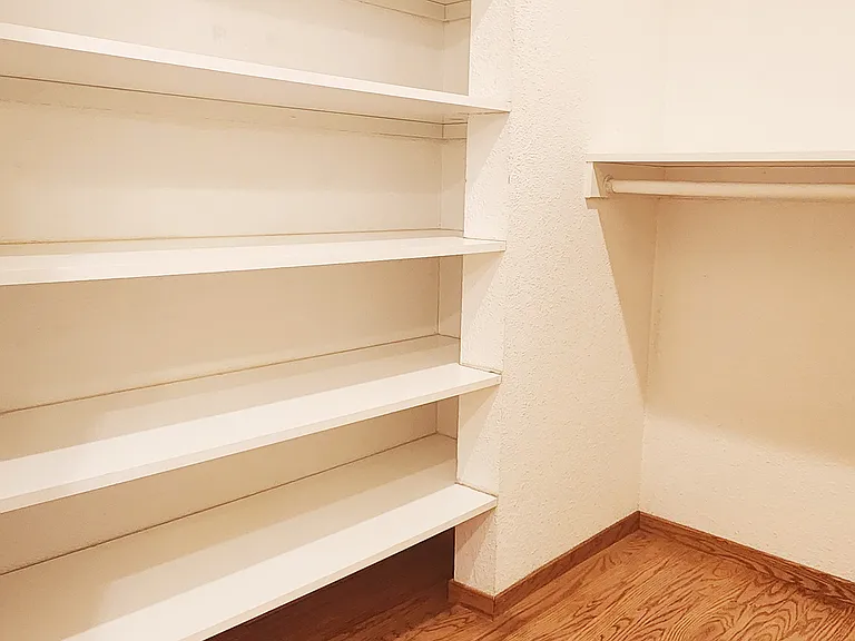 WALK-IN CLOSET