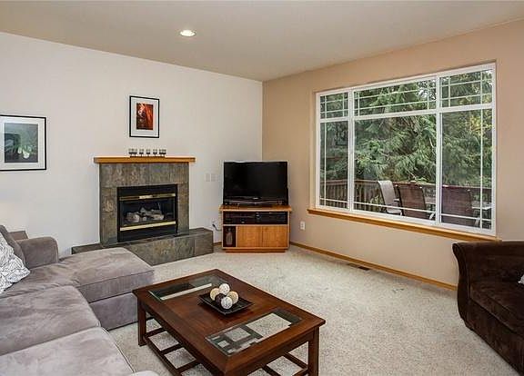3rd image of 11 Horseshoe Cir