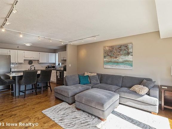 2nd image of 300 Walnut St #1001