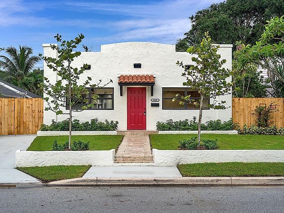 4th image of 820 N Palmway