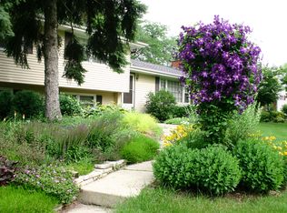 2S372 Seneca Dr, Wheaton, IL 60189