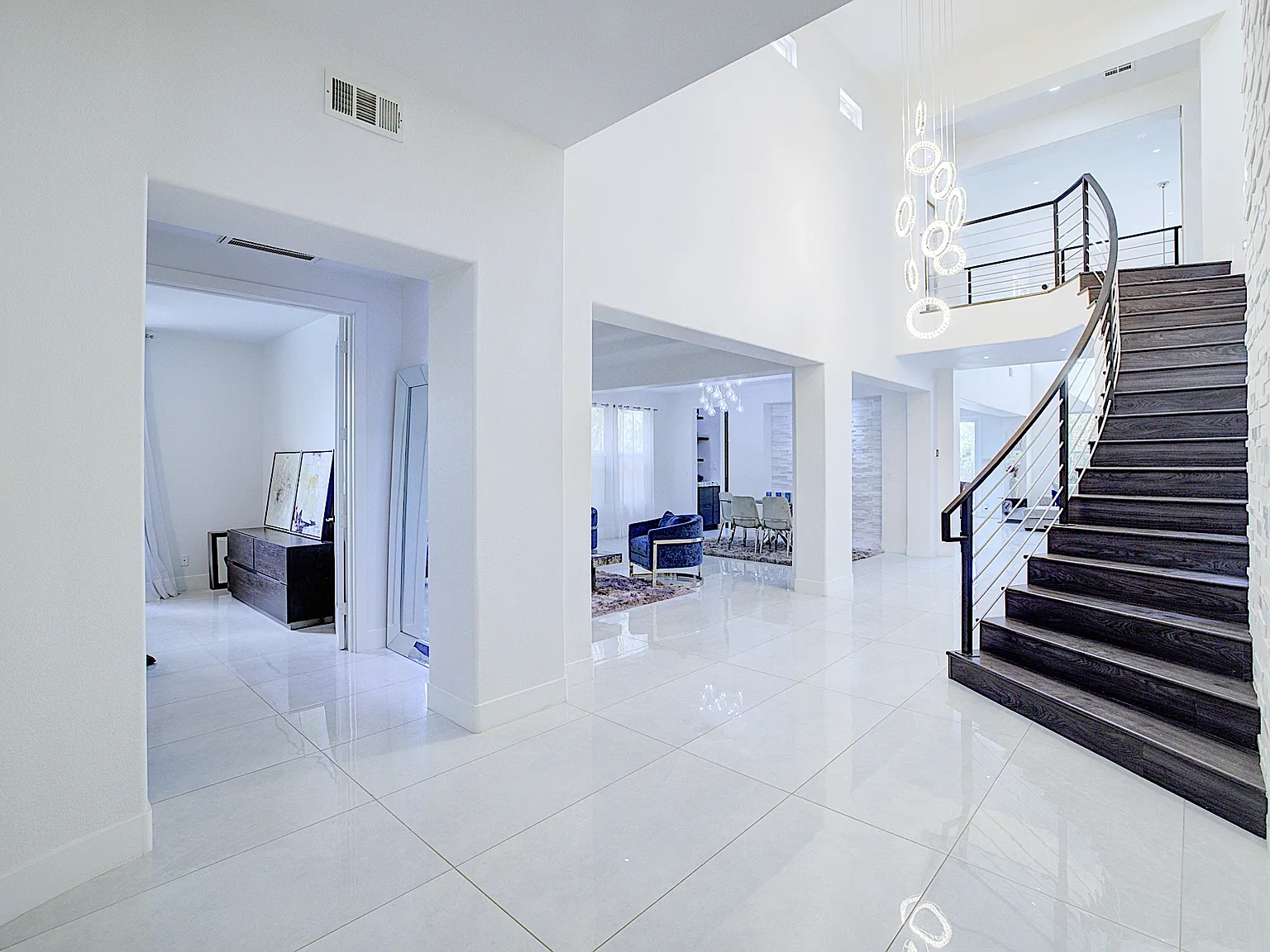 4 bed, 2.5 bath, 3815 sqft, $6,600 — Photo 4
