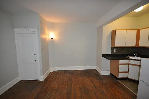 Building Photo - 15 W Lancaster Ave #3