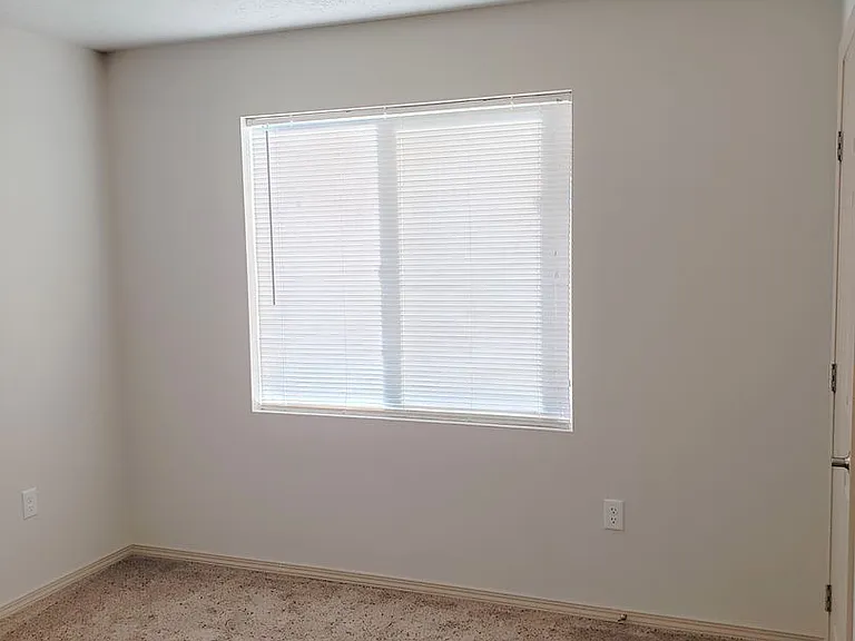 1001 W Broadway Ave — Photo 10