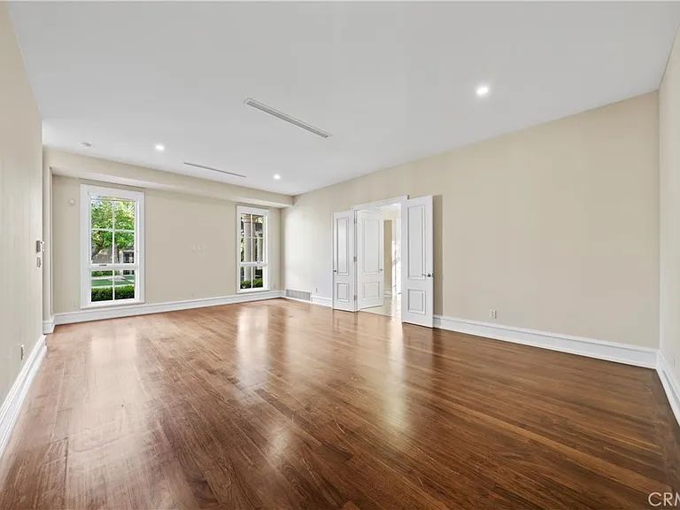 1049 Oak Grove Pl — Photo 22