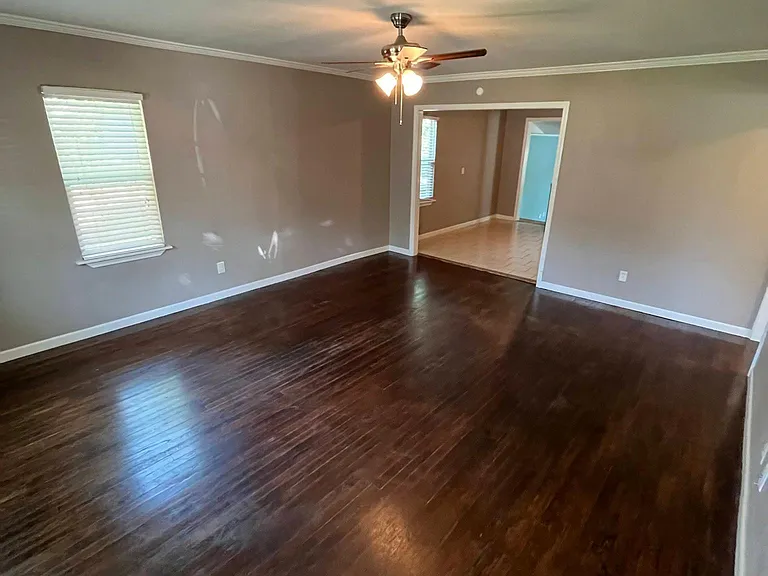 727 E Brooks St — Photo 2