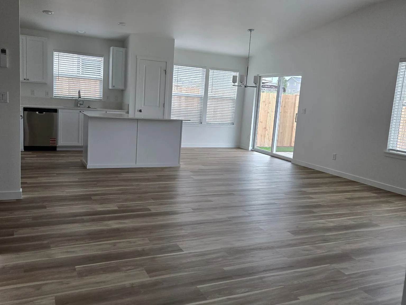 3 bed, 2.0 bath, 1477 sqft, $2,495 — Photo 4