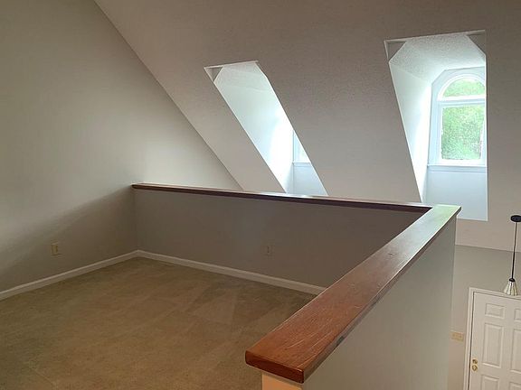 4th image of 37 Forest Green Dr