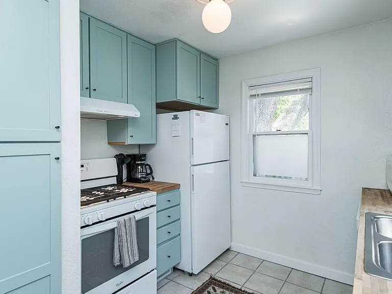 917 3rd St NE — Photo 5