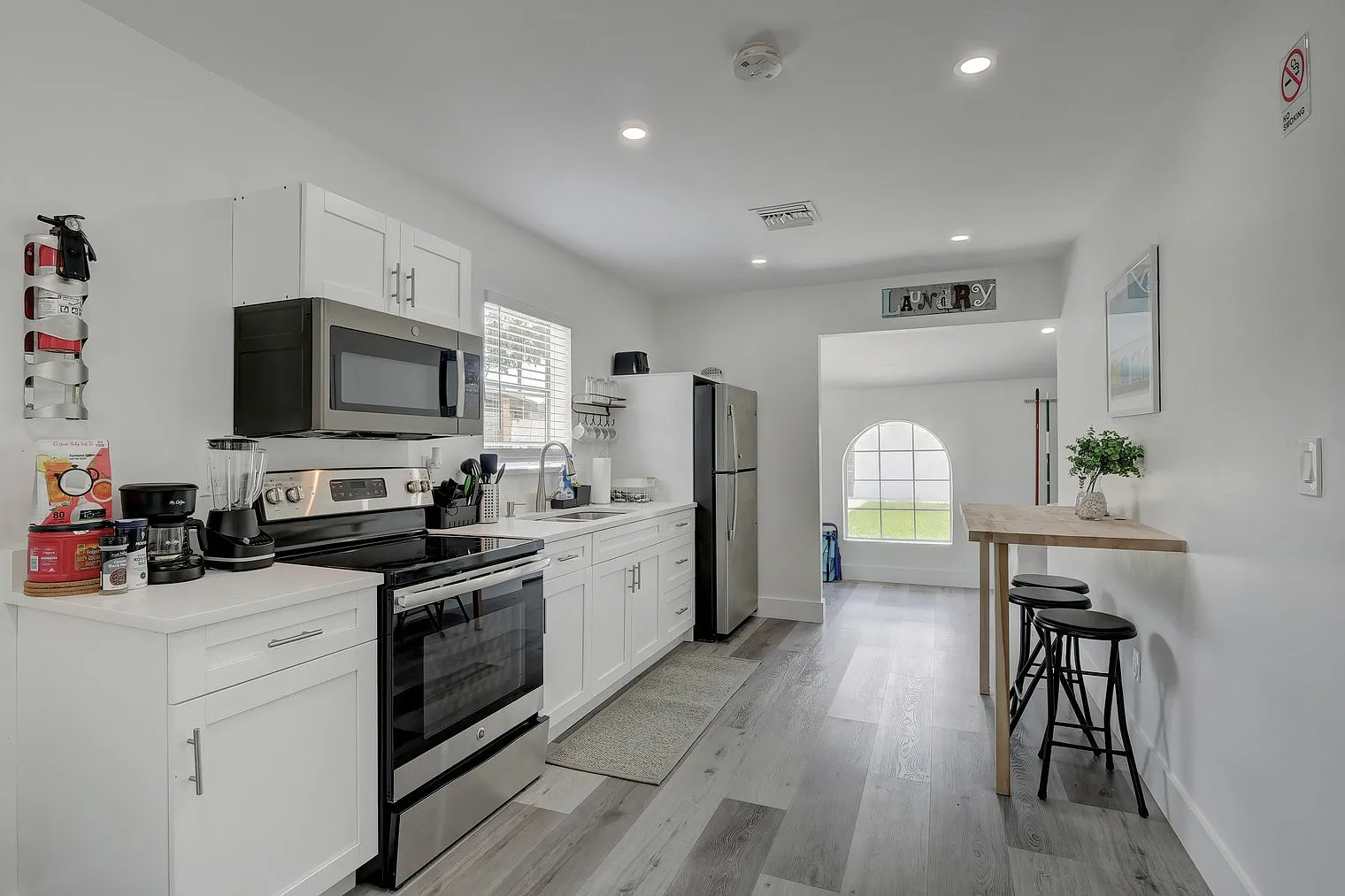 2 bed, 1.0 bath, 1033 sqft, $4,422 — Photo 4