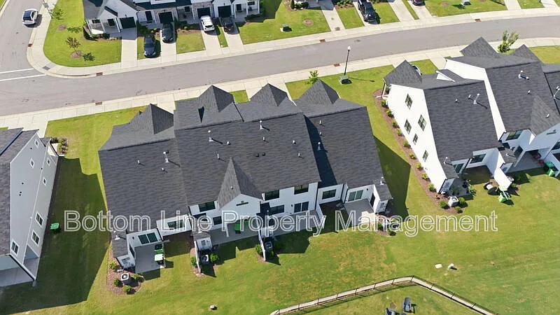 3 bed, 2.5 bath, 1754 sqft, $1,895 — Photo 4