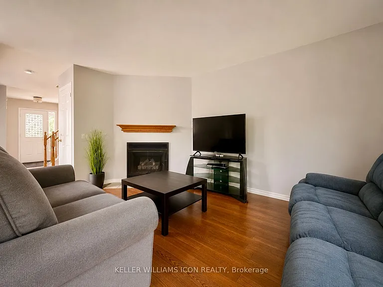 40 Thornbury Cres — Photo 6