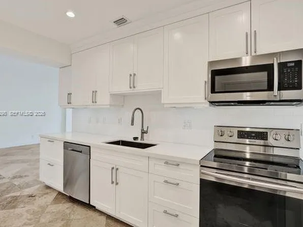 90 Edgewater Dr #Penthouse 18, Coral Gables, FL 33133