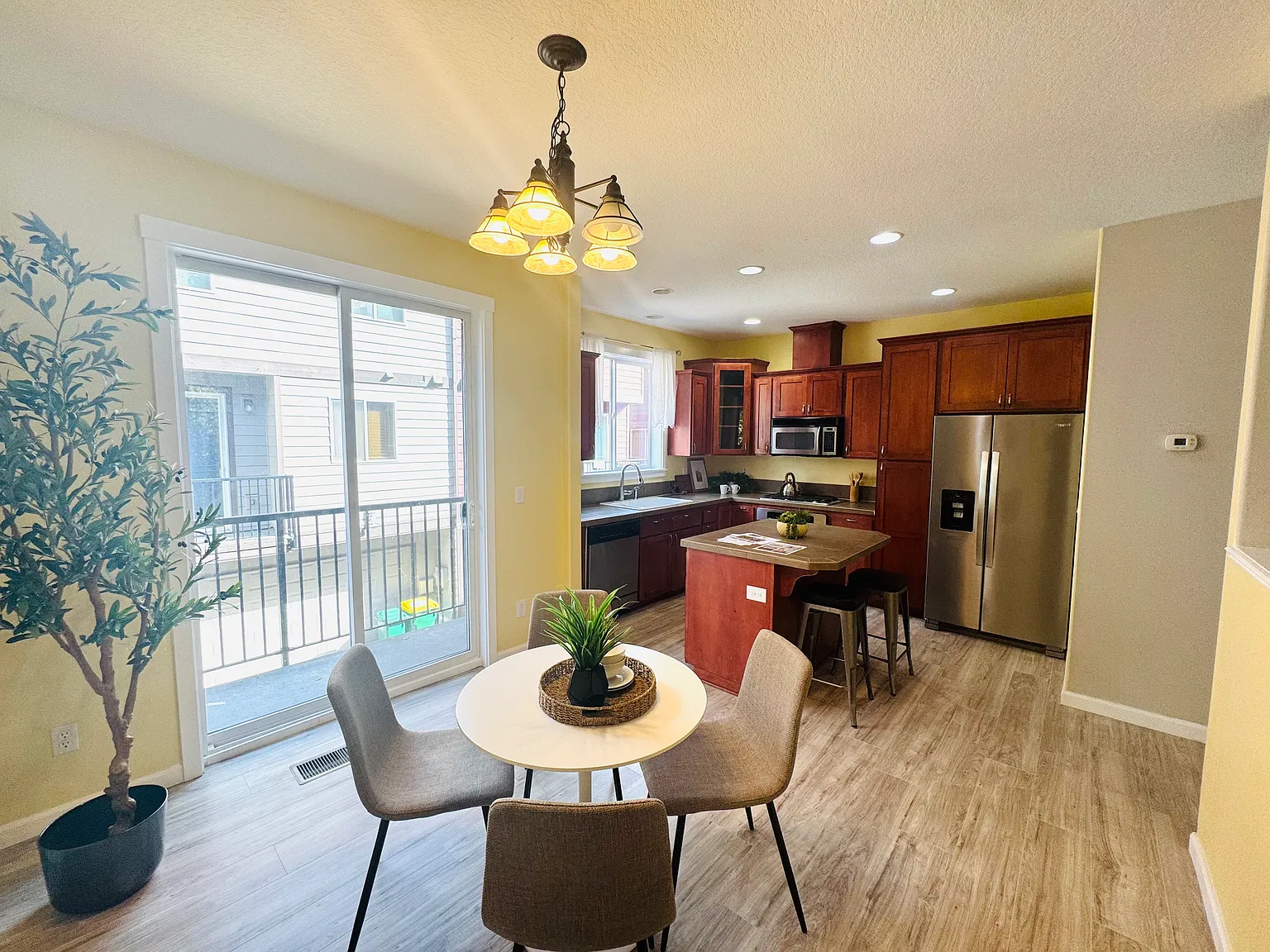 3 bed, 1380 sqft, $2,240 — Photo 4