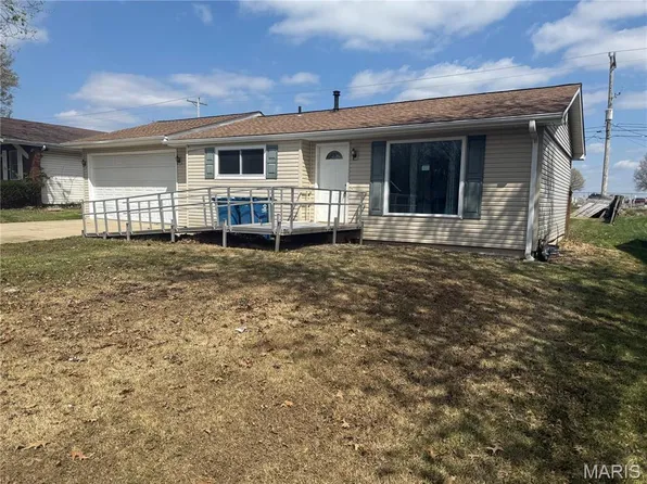 605 Pike Dr E, Highland, IL 62249