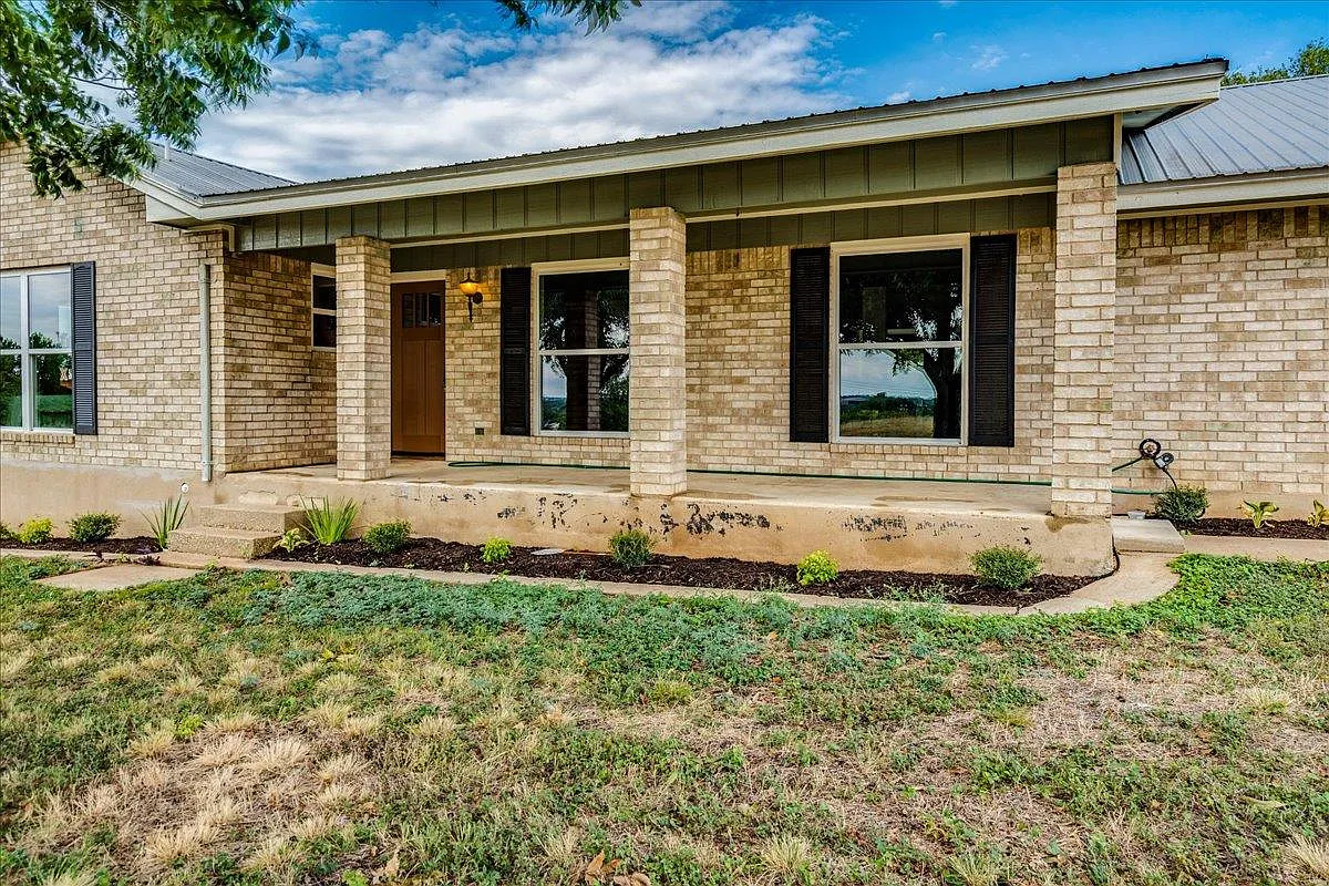 3 bed, 2.0 bath, 2700 sqft, $4,000 — Photo 2