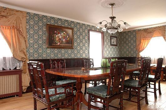 Formal DR with HW Floors, Crown Molding