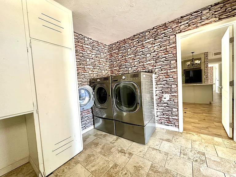 267 E Millett Ave — Photo 10
