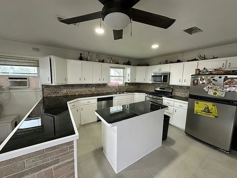 306 E Cook St — Photo 8