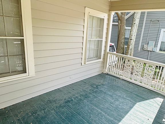 Large Front sitting porch!