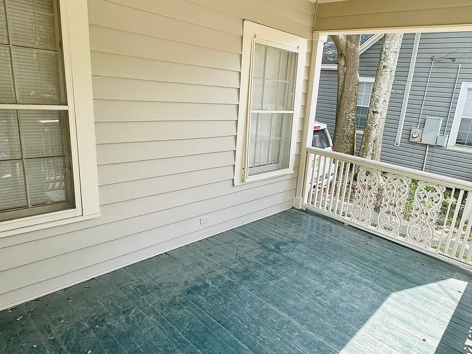 Large Front sitting porch!