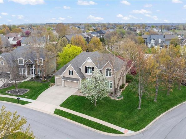5641 Roundtree St, Shawnee, KS 66226