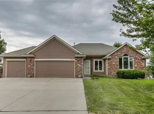 6309 N Camelot Dr, Gladstone, MO 64119