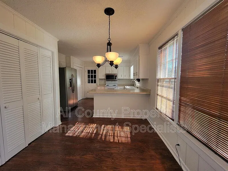 3 bed, 2.0 bath, 2050 sqft, $2,300 — Photo 3