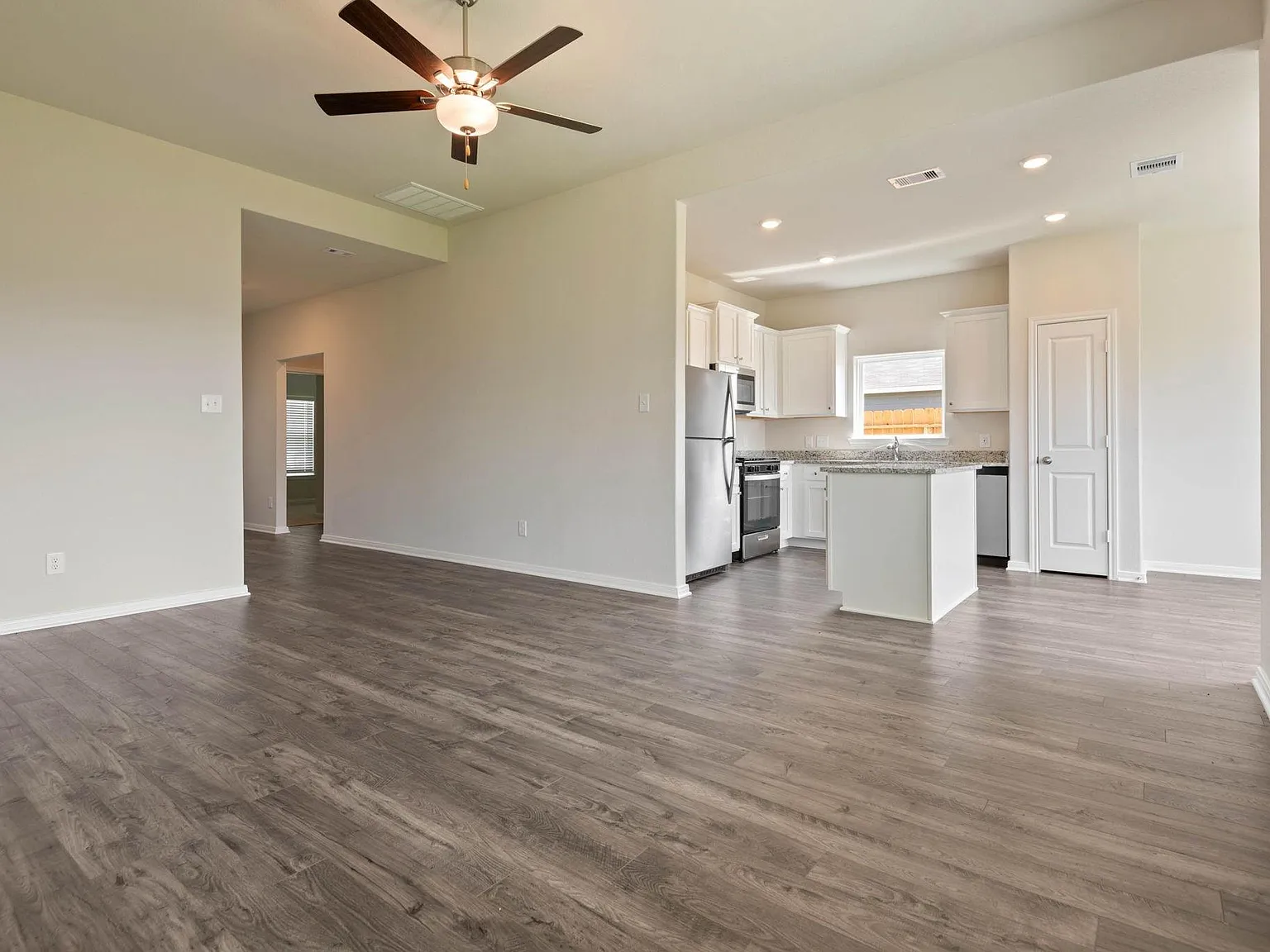 3 bed, 2.0 bath, 1316 sqft, $2,095 — Photo 4