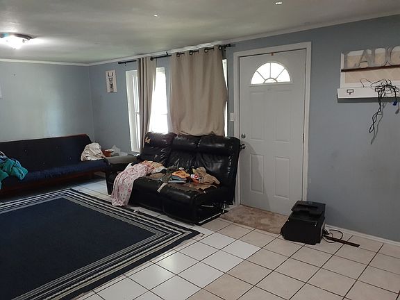 5th image of 215 Sioux Ave
