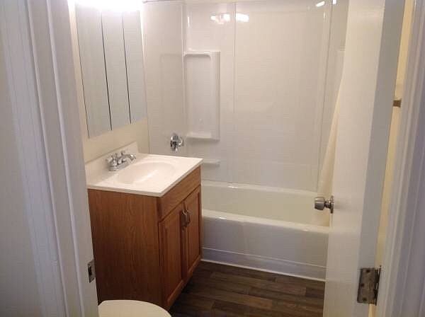 1st Floor Bath