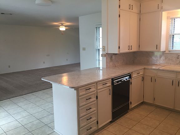 Kitchen/breakfast bar & nook