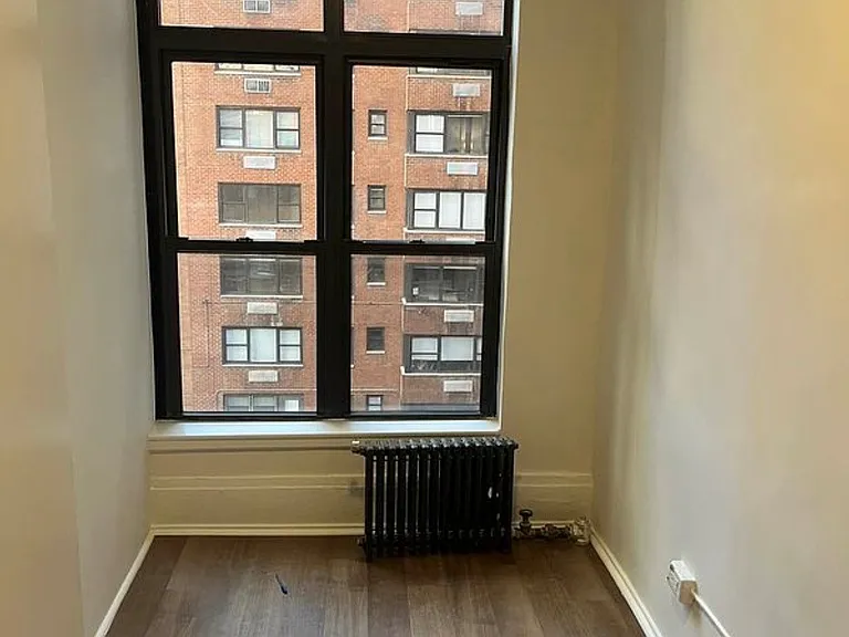 138 E 34th St #5R — Photo 2