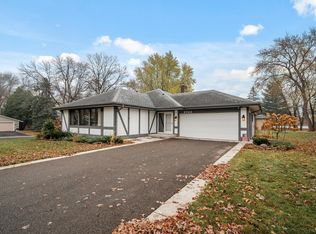 8742 Leeward Cir, Eden Prairie, MN 55344